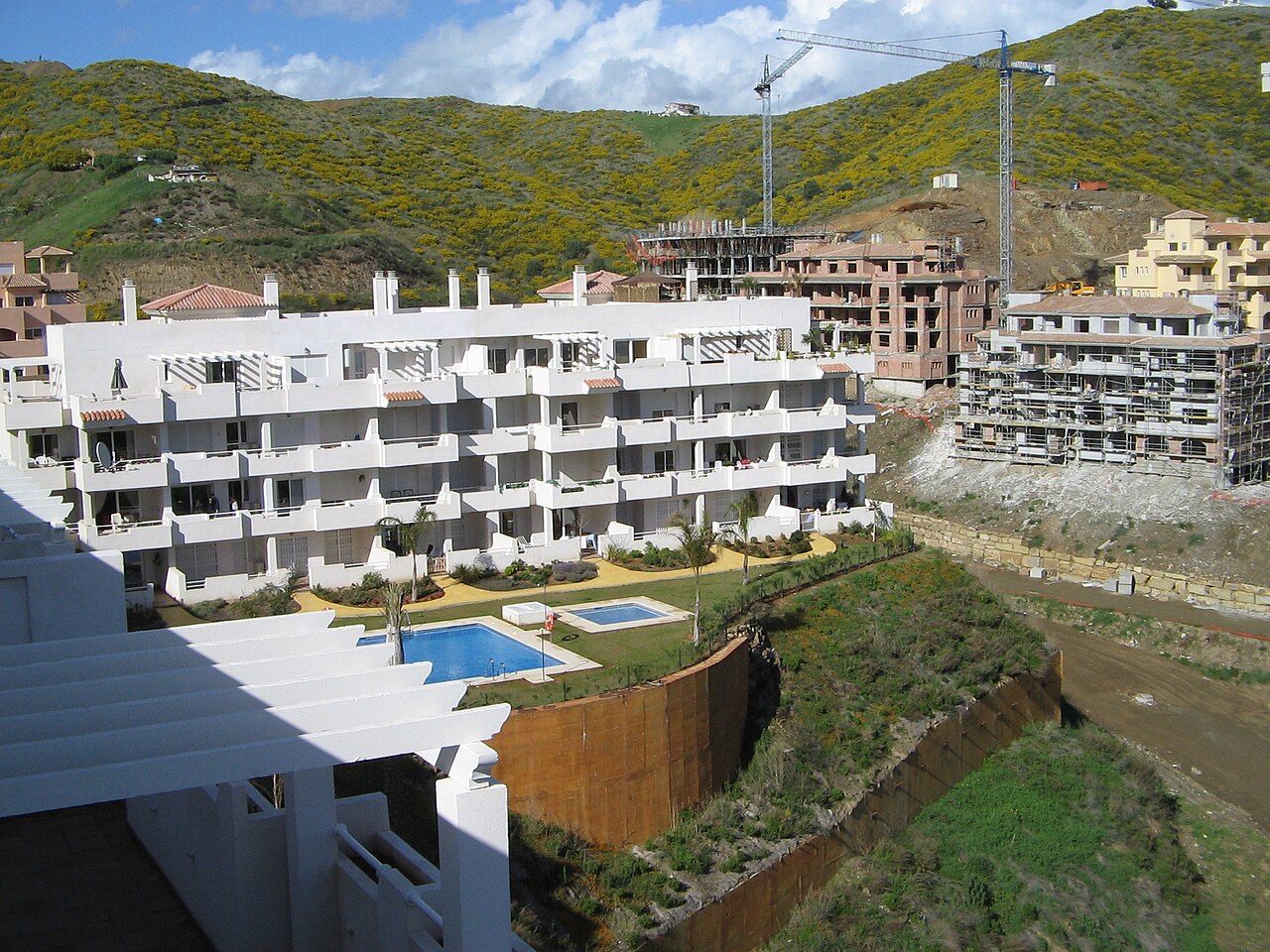 Un complejo de apartamentos en Calahonda
