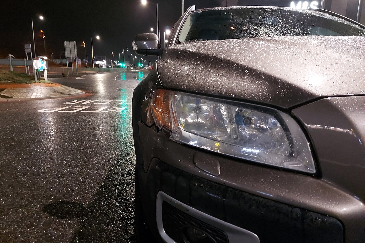 Faro de un coche con golpes