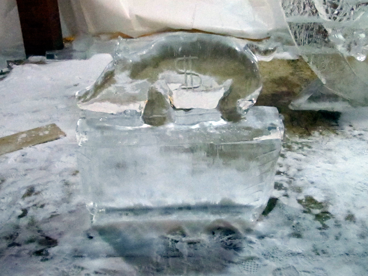 Una hucha con forma de cerdo tallada en hielo