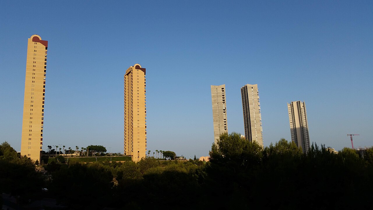Torres de viviendas en Benidorm al atardecer