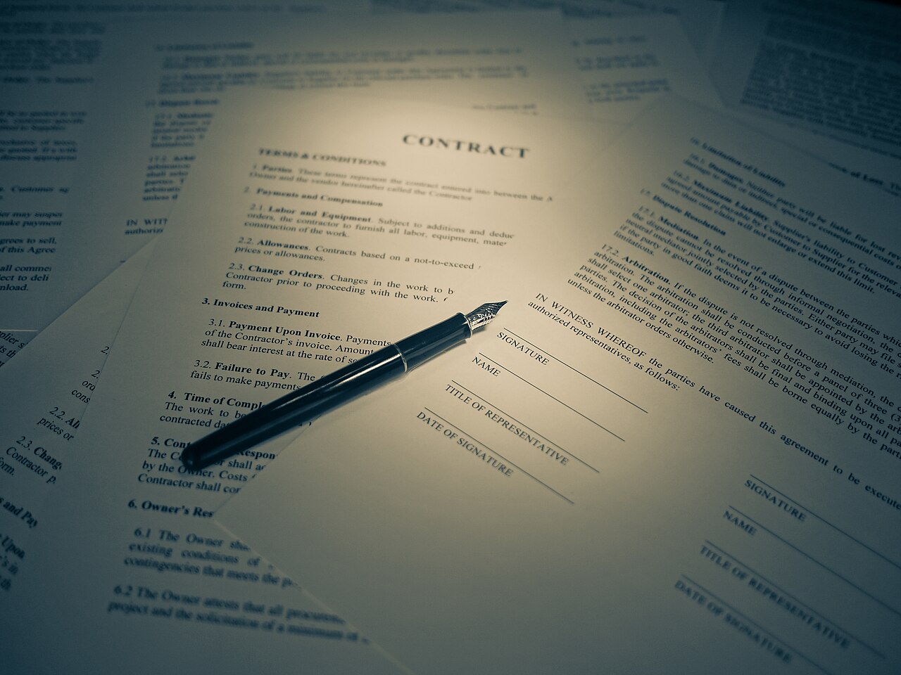 Un bolígrafo sobre un contrato