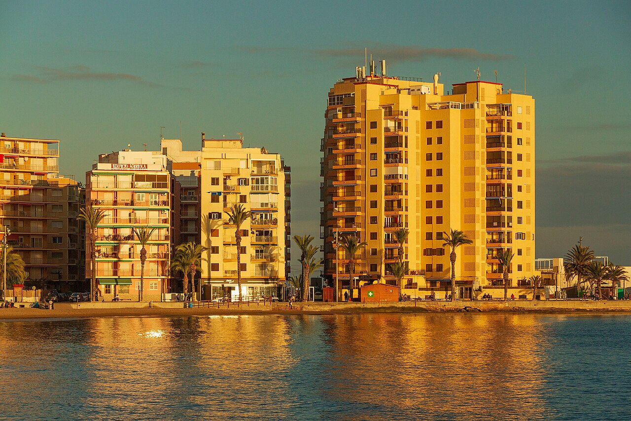 Edificios de apartamentos junto a la costa