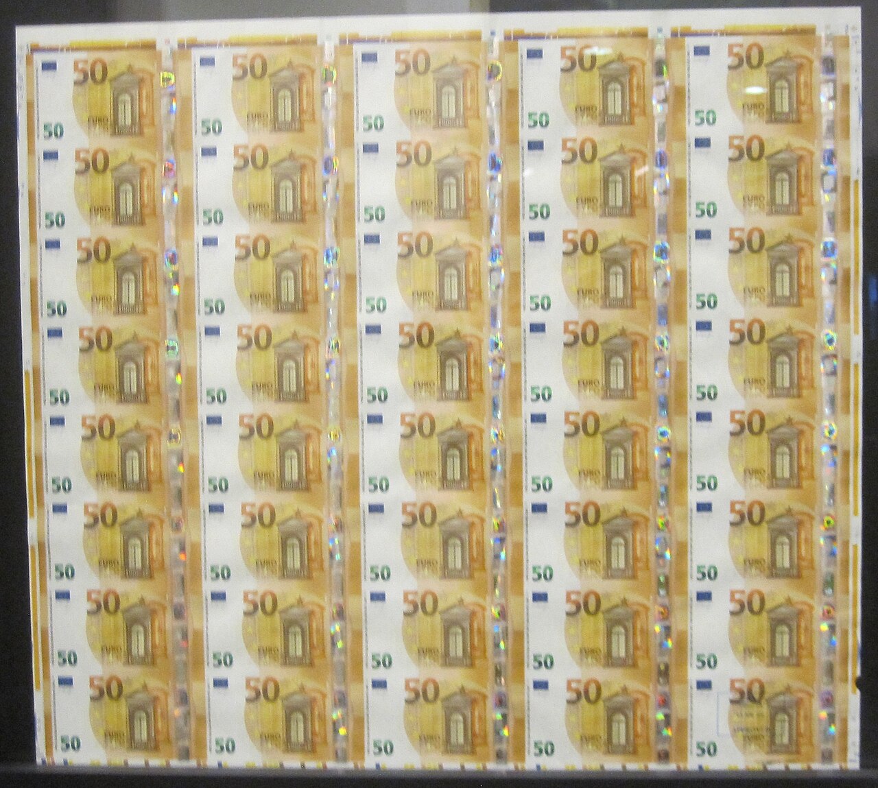 Una tira de billetes de 50 euros sin cortar